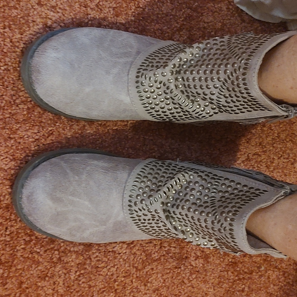 Super cute booties 7.5 Hot Rated